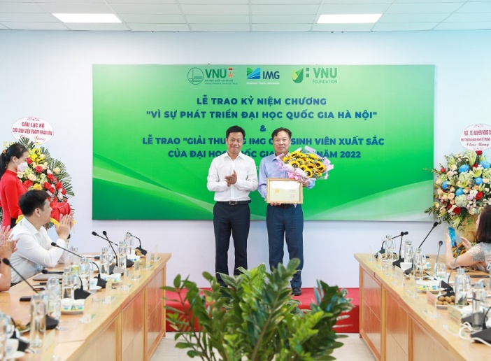 ĐHQGHN trao kỷ niệm chương vì sự phát triển ĐHQGHN cho cựu sinh viên TS. Lê Tự Minh, Chủ tịch IMG